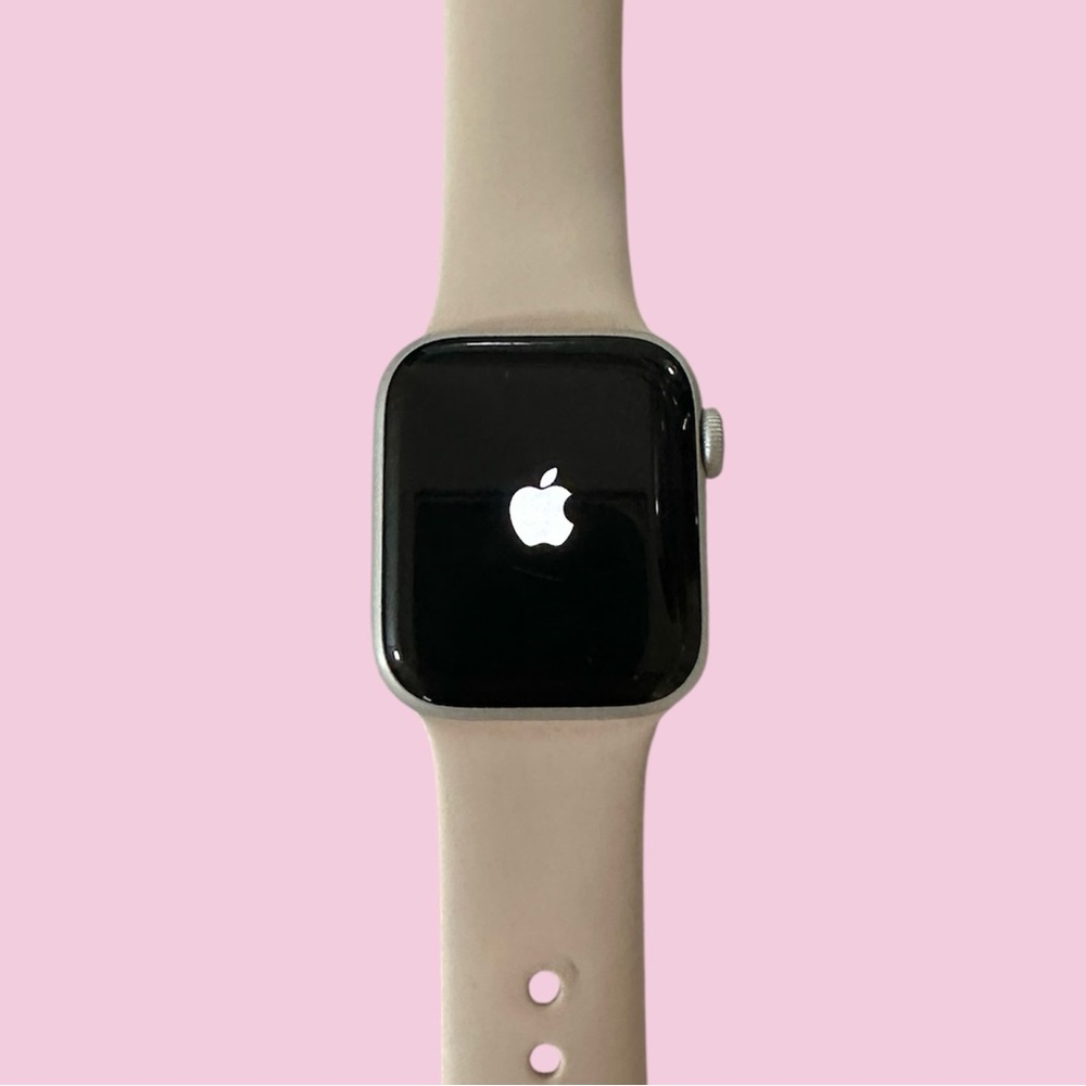 Series 5 40mm Apple Watch with s/m sports band shown